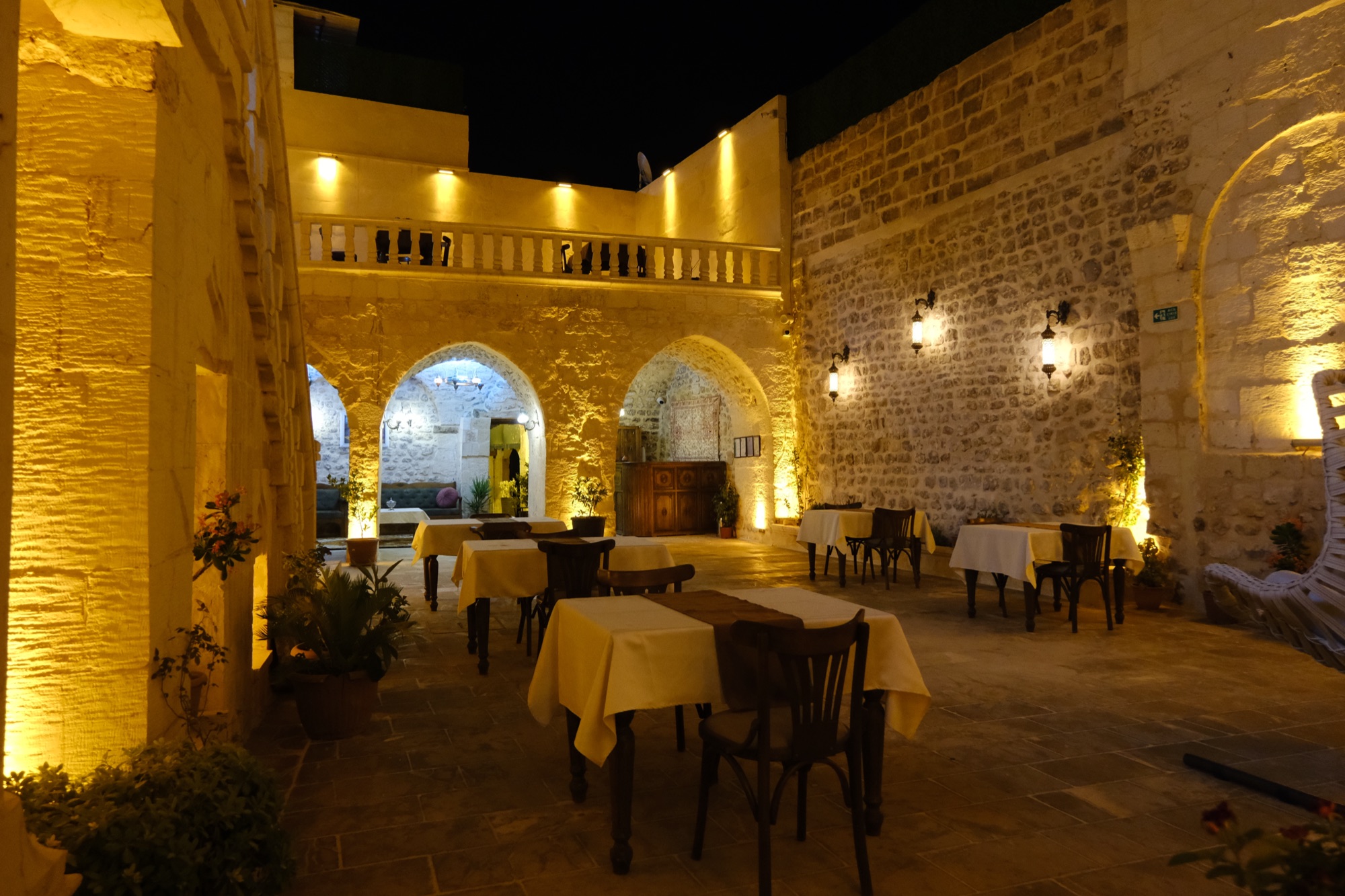 Badgırlı Konak avlu restoran — akşam