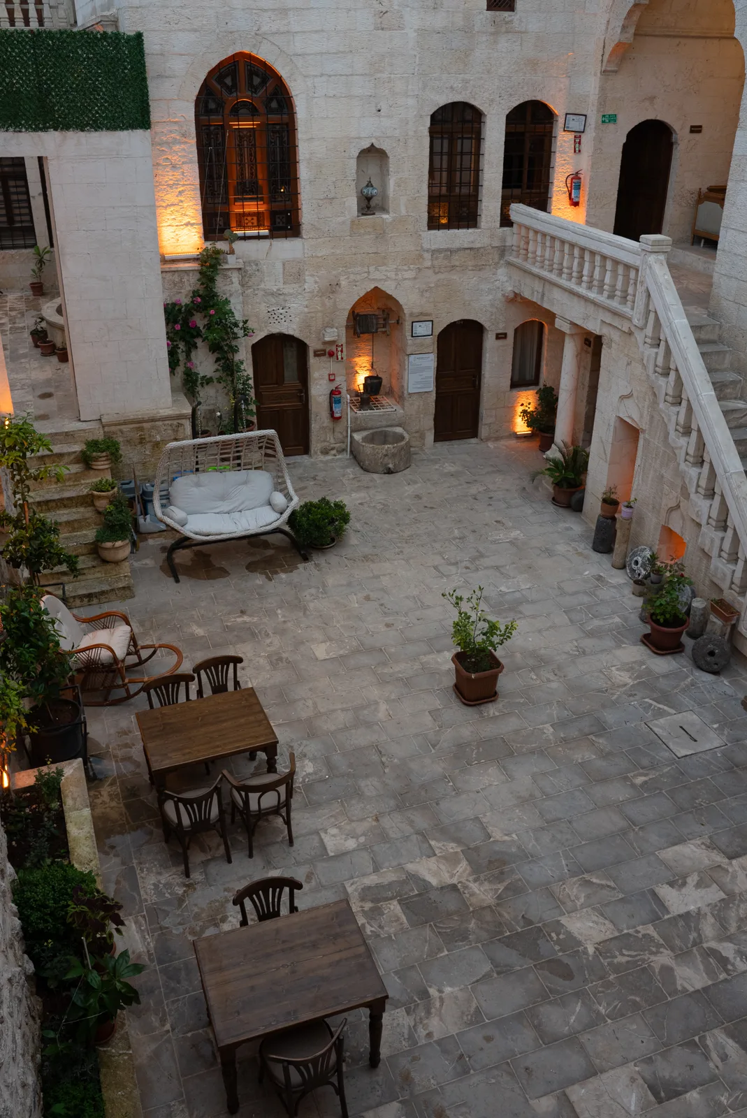 Badgırlı Konak avlu restoran — akşam
